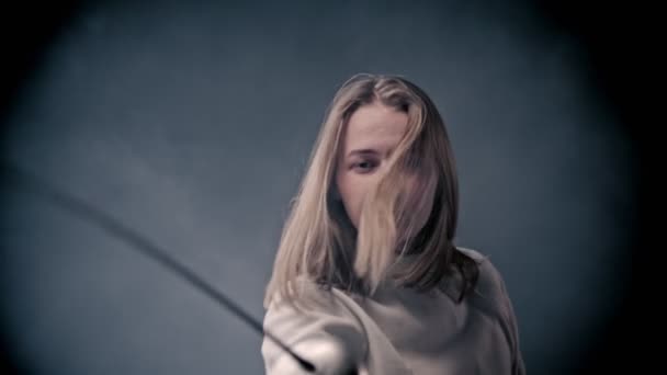 Entrenamiento de esgrima - mujer joven esgrimista con el pelo largo que muestra los fundamentos de los ataques de esgrima — Vídeos de Stock
