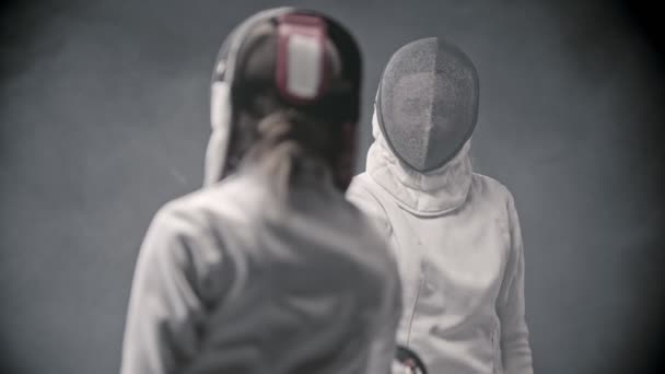 Entrenamiento de esgrima: dos mujeres se saludan antes del duelo — Vídeos de Stock