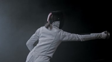 Stüdyoda eskrim eğitimi. İki genç kadın düello yapıyor.