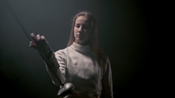 O tânără femeie atractivă fencer joc cu sabia ei — Videoclip de stoc