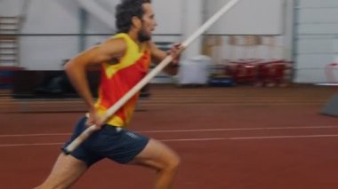 Direk içeri atlıyor. Sarı tişörtlü bir adam barın üzerinden atlıyor.