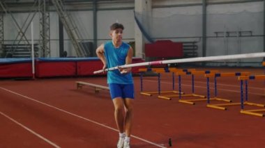 Direk atlama eğitimi - mavi gömlekli genç bir adam nefes alıp veriyor ve atlamadan önce koşmaya başlıyor.