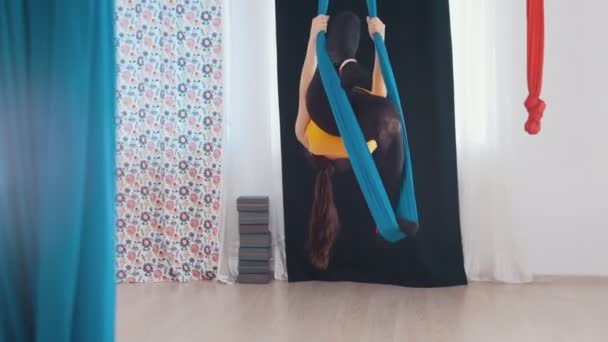 Воздушная йога - две женщины готовятся к тренировкам с использованием гамаков — стоковое видео