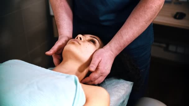 Tratamento de quiropraxia - o médico especialista dando uma massagem no pescoço suave a uma paciente — Vídeo de Stock