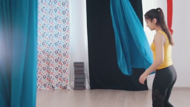 Yoga aérien - deux femmes se préparent pour la formation à l'aide d'hamacs - répandre le tissu — Video