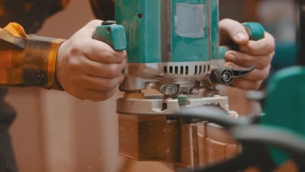 大工屋内-木工職人は木の細部の側面を研磨し、切断します。 — ストック動画