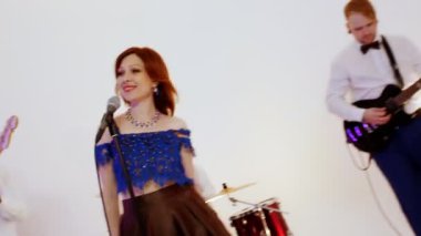 Stüdyoda bir müzik grubu kaydı - aksiyon filmi