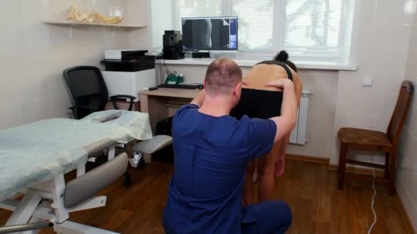 Kiropraktisk behandling - läkaren som arbetar med unga kvinnor tillbaka — Stockvideo