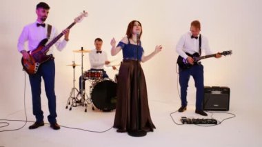 Stüdyoda şarkı söyleyen dört olgun insandan oluşan bir müzik grubu.