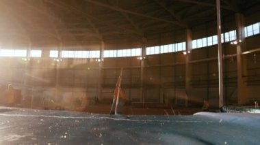 Sırıkla atlama - gri tişörtlü genç sporcu barda koşuyor ve zıplıyor