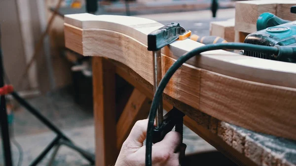 Carpintería: un carpintero de hombre que mide el ancho de los detalles — Foto de Stock