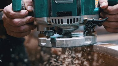 İçeride marangozluk - bir marangoz atölyedeki ahşap ayrıntıları cilalar - cilalama yüzünden tozdan dökülür