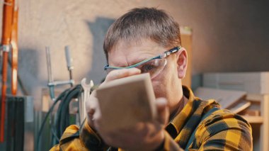 Marangozluk - ahşap işçisi perspektifteki kusurlar için ince detaylar inceler.