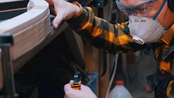 Menuiserie intérieure - un homme travaillant avec un détail en bois dans l'atelier — Photo