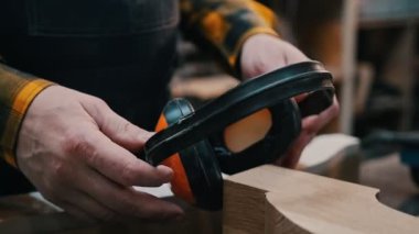 Marangozluk endüstrisi - bir marangoz ses geçirmez kulaklık taktı