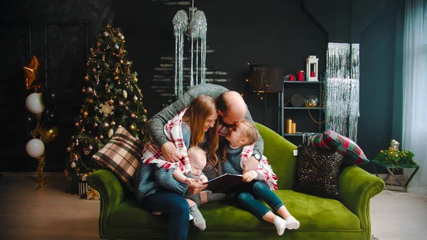 Рождественская концепция - счастливая успешная семья сидит на диване — стоковое фото