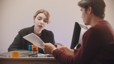 Ofis - bir kadın belgelerde ne olduğunu söylüyor ve erkek dinliyor