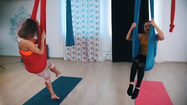 Yoga aéreo - Dos mujeres sentadas en hamacas — Vídeo de stock