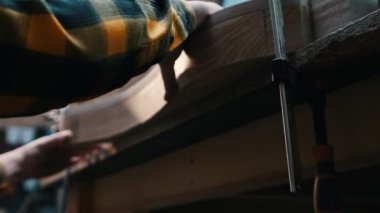 Atölyedeki marangozluk endüstrisi. Detayları ölçen bir marangoz.