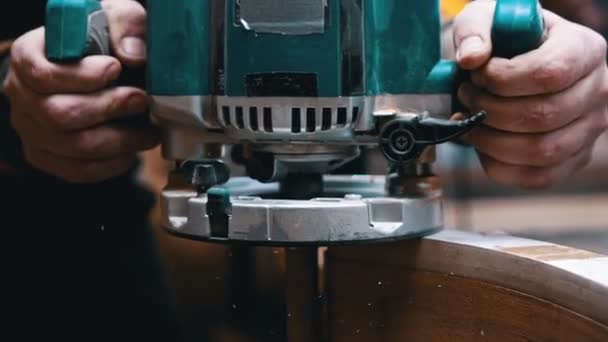 Industria de carpintería: un carpintero pule el lado del detalle de madera con una máquina — Vídeo de stock