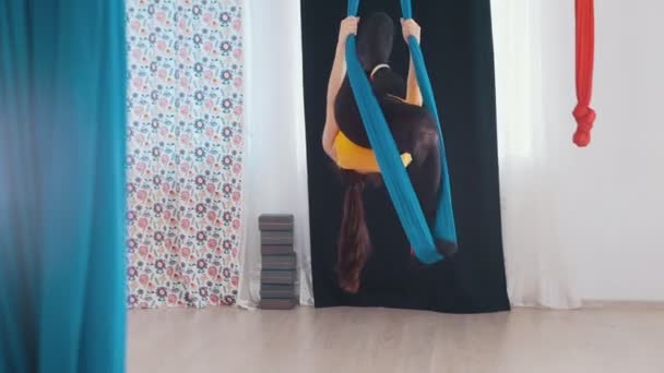 Aerial yoga - two women getting ready for the training using hammocks — Stock Video
