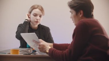 Ofis - bir adam belgelerde ne olduğunu söylüyor ve kız da dinliyor