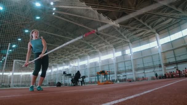 Sırıkla atlama - sporcu kadın atlama ve koşma için ayarlama yapıyor — Stok video