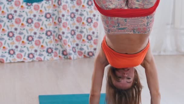 Young athletic woman hanging upside down in hammock for yoga - doing stretching — Stockvideo