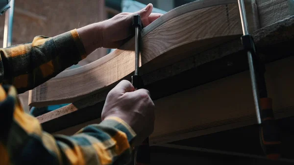 Trabajos de carpintería: un carpintero de hombre que mide el ancho de los detalles — Foto de Stock