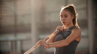 Sırıkla atlama - güzel atlet atlamaya ve koşmaya başlıyor