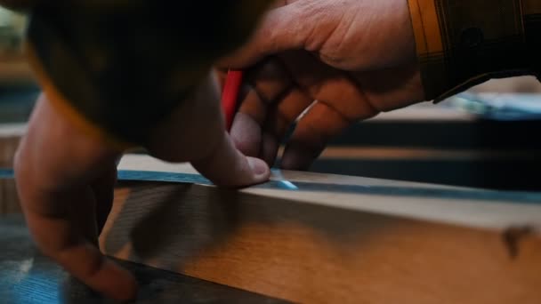 Asztalos ipar - egy famegmunkáló, hogy jelölések vágás a fa részleteit egy ceruzával és mérőrúddal — Stock videók