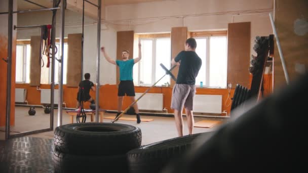 Hombres entrenando en el pequeño gimnasio — Vídeos de Stock