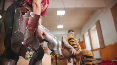 Şövalyelerin savaş eğitimi için zırh giyen bir adam.