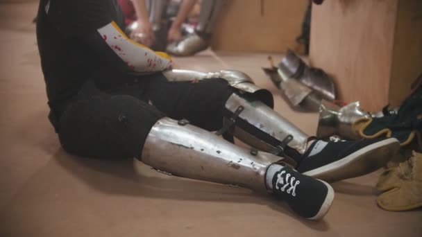 騎士の戦闘訓練のために鎧を脱いだ男 — ストック動画