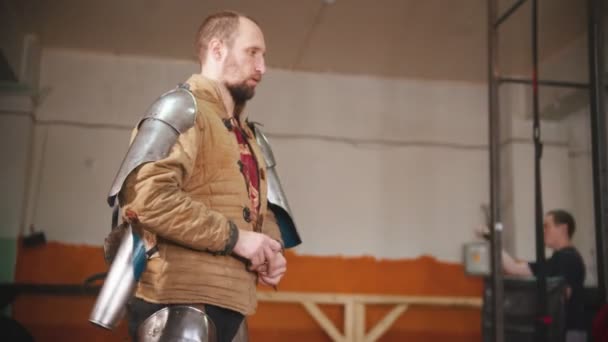 A man putting on a knight armour - putting on a jacket — Stock Video