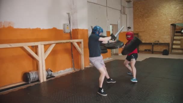 Dos hombres caballeros teniendo una pelea de entrenamiento — Vídeos de Stock