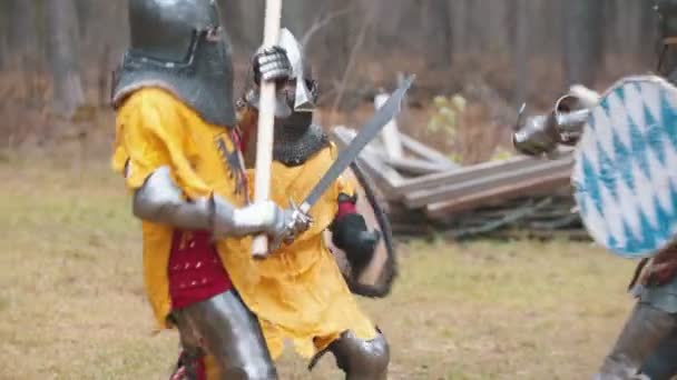 Чотири чоловіки лицарі мають тренувальний бій на відкритому повітрі — стокове відео