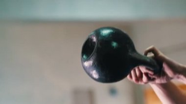 Spor eğitimi, elinde ağırlıkla çömelmiş bir sporcu.