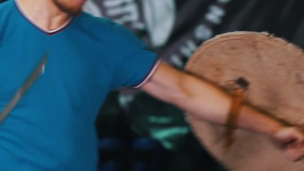 Riddertraining - een man die zijn zwaardvechtkunsten traint op de banden met een houten schild — Stockvideo