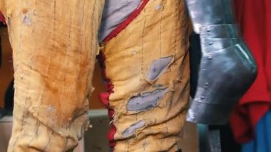 Şövalye eğitimi. Metal zırh giyen bir adam.