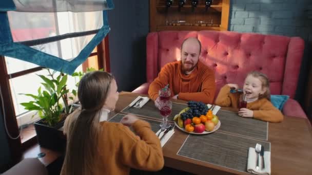 Una familia sentada en el restaurante del hotel - salud con bebidas sin alcohol — Vídeo de stock