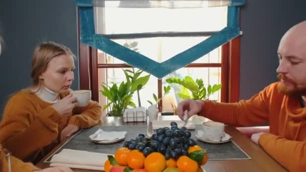Une famille assise dans le restaurant de l'hôtel - boire du café et du jus de fruits — Video