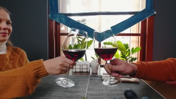 En familj som sitter i hotellets restaurang - man och kvinna klinkande glas med vin — Stockvideo