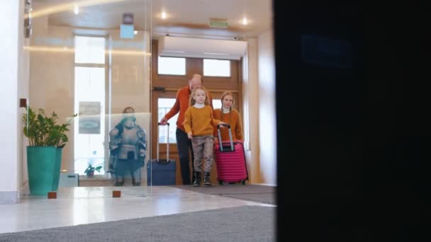 Una familia feliz entrando en el hotel de lujo — Vídeo de stock