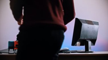 Çalışan bir ofis - bir erkek bir kadına gelir ve ona bir belge verir - bir kadın senin isminin yazılı olduğu bir levha çıkarır.