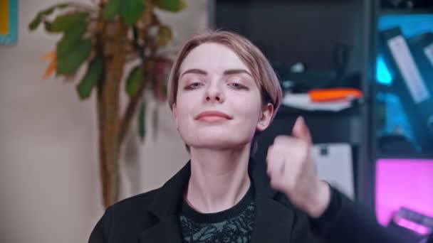 Una mujer joven mostrando el pulgar hacia arriba signo de como — Vídeos de Stock