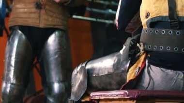 Şövalyeler eğitim alıyor. Eğitimden önce zırh kuşanan adamlar.