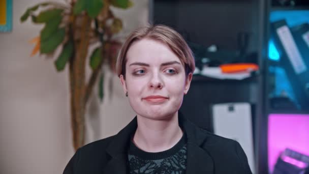Eine lächelnde Frau zeigt einen Mittelfinger - fuck you concept — Stockvideo