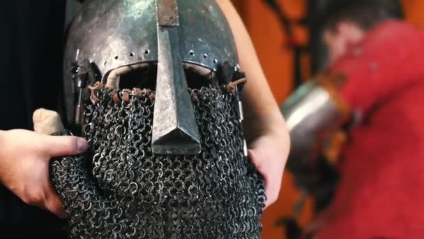 Entrenamiento de caballeros - un hombre sosteniendo un casco de metal protector — Vídeo de stock