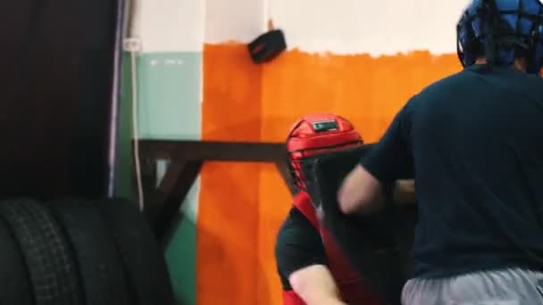 Rytíři trénují - Dva muži mají agresivní tréninkový boj pomocí bezpečného meče a štítu — Stock video